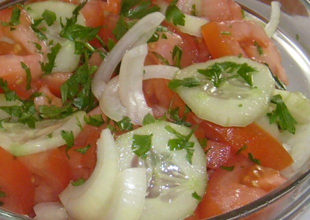 Fotografia przedstawiająca Sałatka z pomidorów i ogórków z cebulą