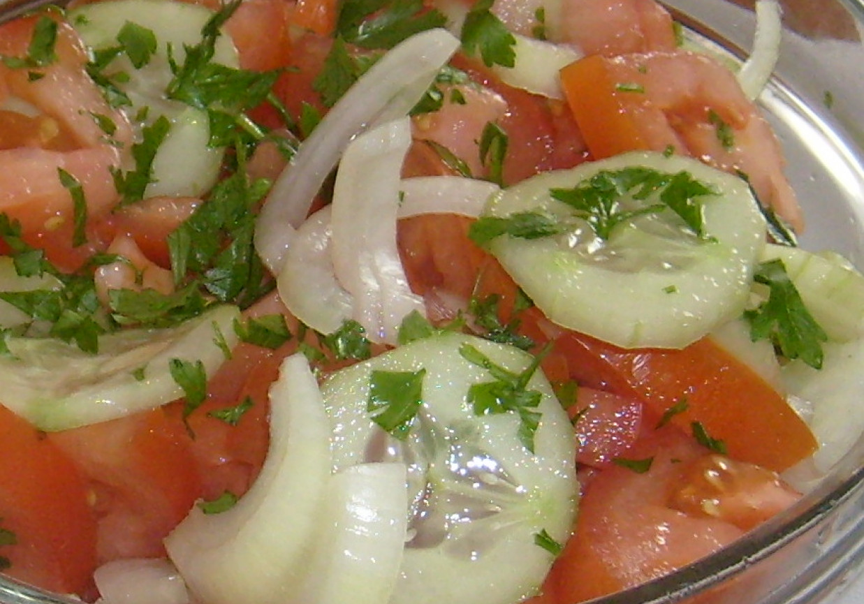 Sałatka z pomidorów i ogórków z cebulą foto