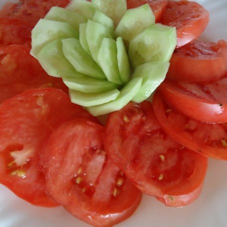 Krok 1 - Sałatka z pomidorów i ogórków z fetą i oliwkami foto