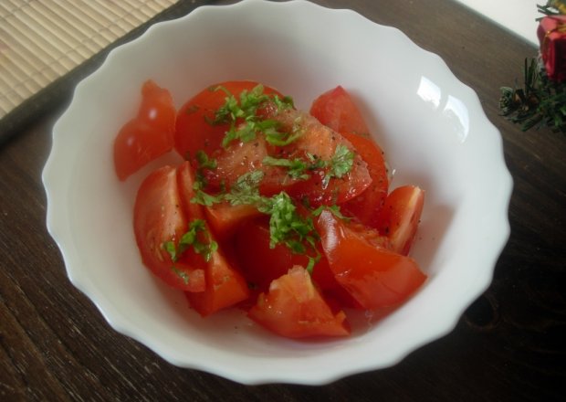 Fotografia przedstawiająca Sałatka z pomidorów i pietruszki