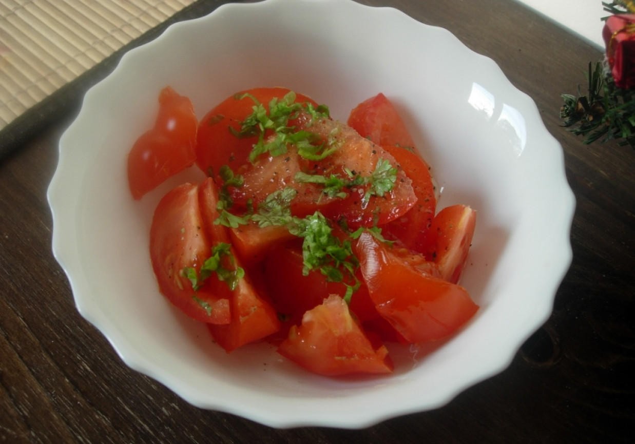 Sałatka z pomidorów i pietruszki foto