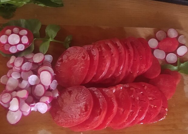 Fotografia przedstawiająca Sałatka z pomidorów i rzodkiewek