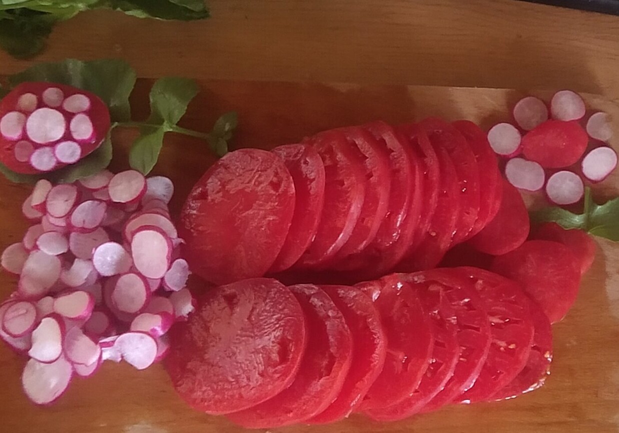 Sałatka z pomidorów i rzodkiewek foto