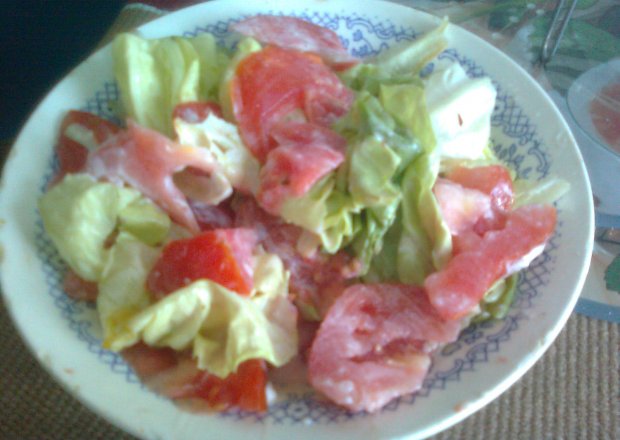 Fotografia przedstawiająca Sałatka z pomidorów i sałaty