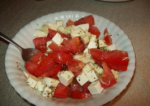 Fotografia przedstawiająca Sałatka z pomidorów i sera mozarella