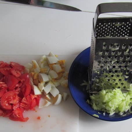 Krok 1 - Sałatka z pomidorów , jajek oraz sosu tzatziki foto