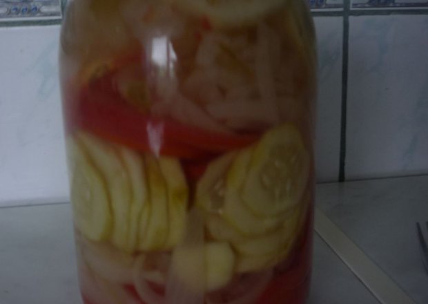 Fotografia przedstawiająca Sałatka z pomidorów, ogórków i cebuli