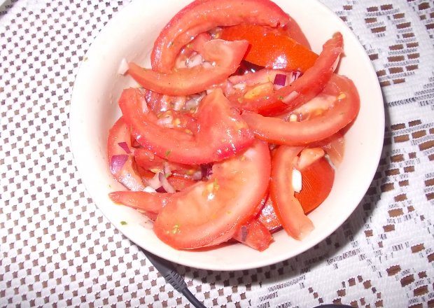 Fotografia przedstawiająca sałatka z pomidorów w sosie koperkowym