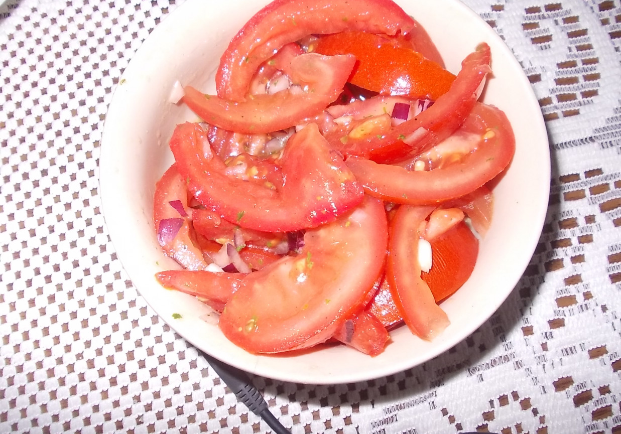 sałatka z pomidorów w sosie koperkowym foto