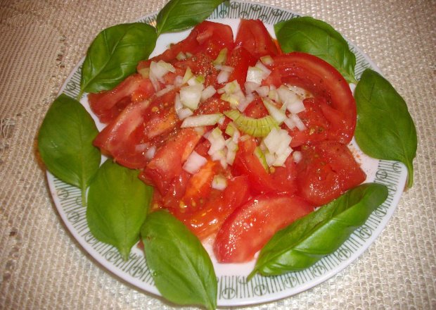Fotografia przedstawiająca Sałatka z pomidorów z bazylią