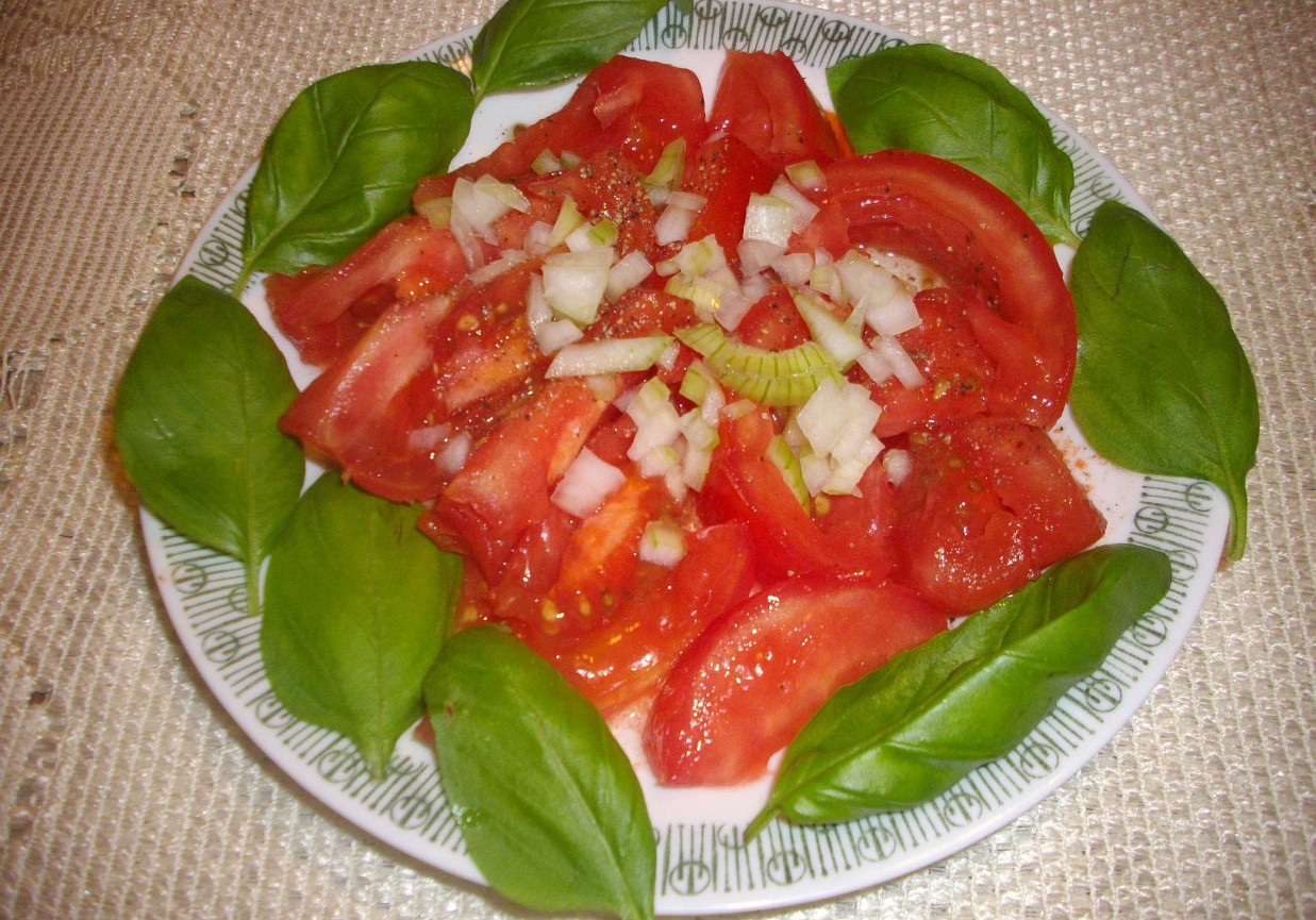 Sałatka z pomidorów z bazylią foto