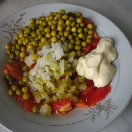 Krok 2 - Sałatka z pomidorów z groszkiem foto