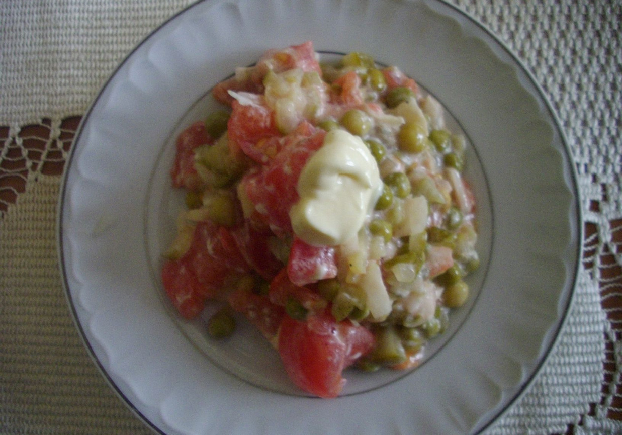 Sałatka z pomidorów z groszkiem foto