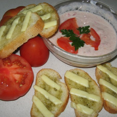 Krok 6 - Sałatka z pomidorów z grzankami ziołowymi foto