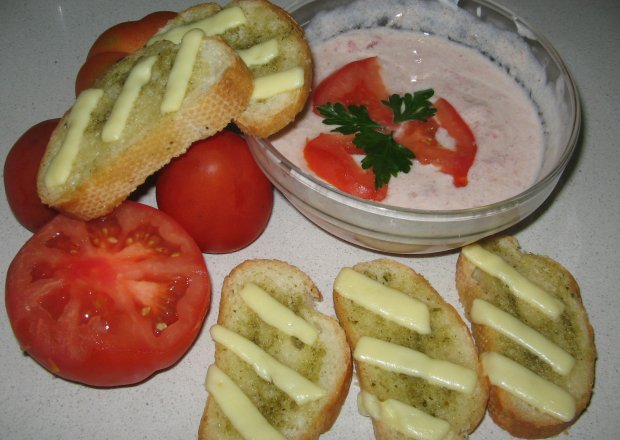 Fotografia przedstawiająca Sałatka z pomidorów z grzankami ziołowymi