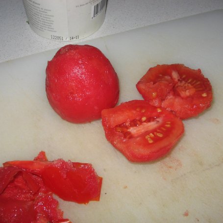 Krok 1 - Sałatka z pomidorów z grzankami ziołowymi foto