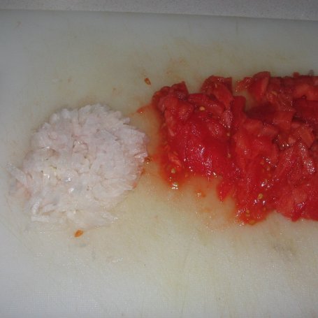 Krok 2 - Sałatka z pomidorów z grzankami ziołowymi foto