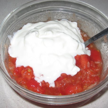 Krok 4 - Sałatka z pomidorów z grzankami ziołowymi foto