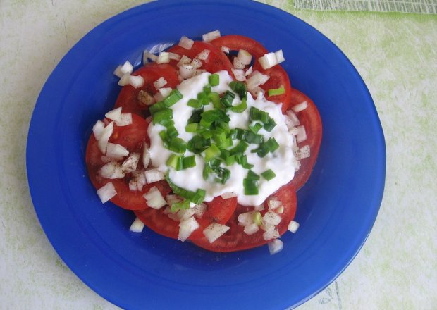 Fotografia przedstawiająca Sałatka z pomidorów z jogurtem i szczypiorkiem
