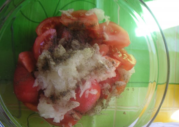 Fotografia przedstawiająca sałatka z pomidorów z sokiem cytrynowym