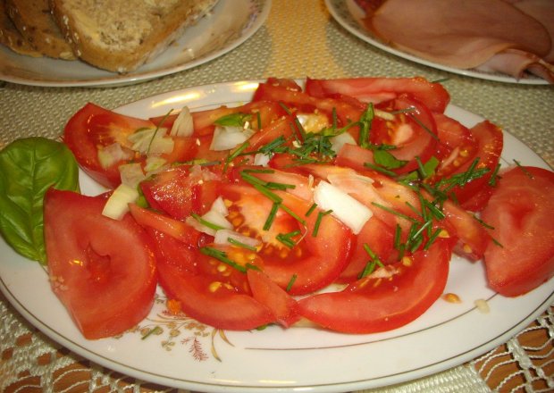 Fotografia przedstawiająca Sałatka z pomidorów ze szczypiorkiem do kolacji z wędlinami