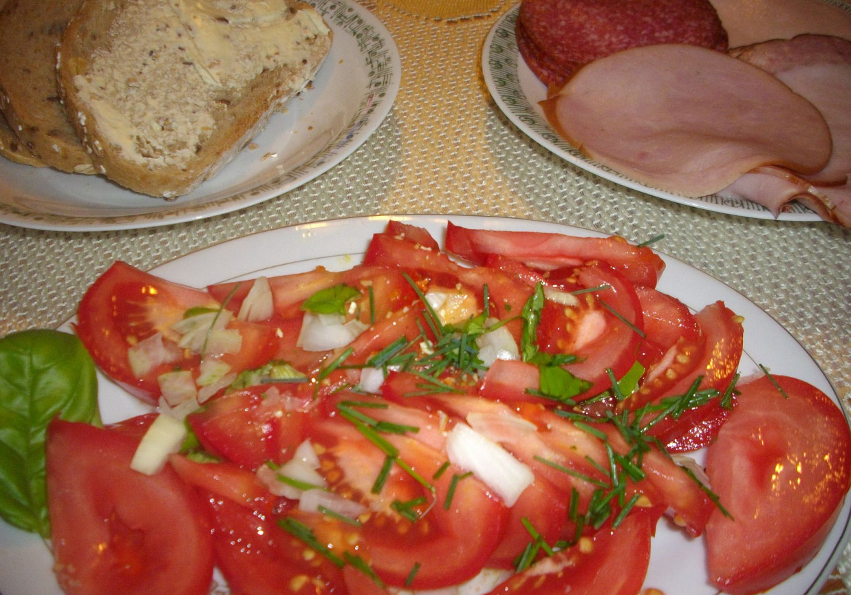 Sałatka z pomidorów ze szczypiorkiem do kolacji z wędlinami foto