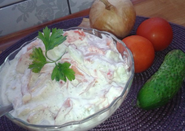 Fotografia przedstawiająca Sałatka z pomidorów,ogórków zielonych + śmietana z jogurtem