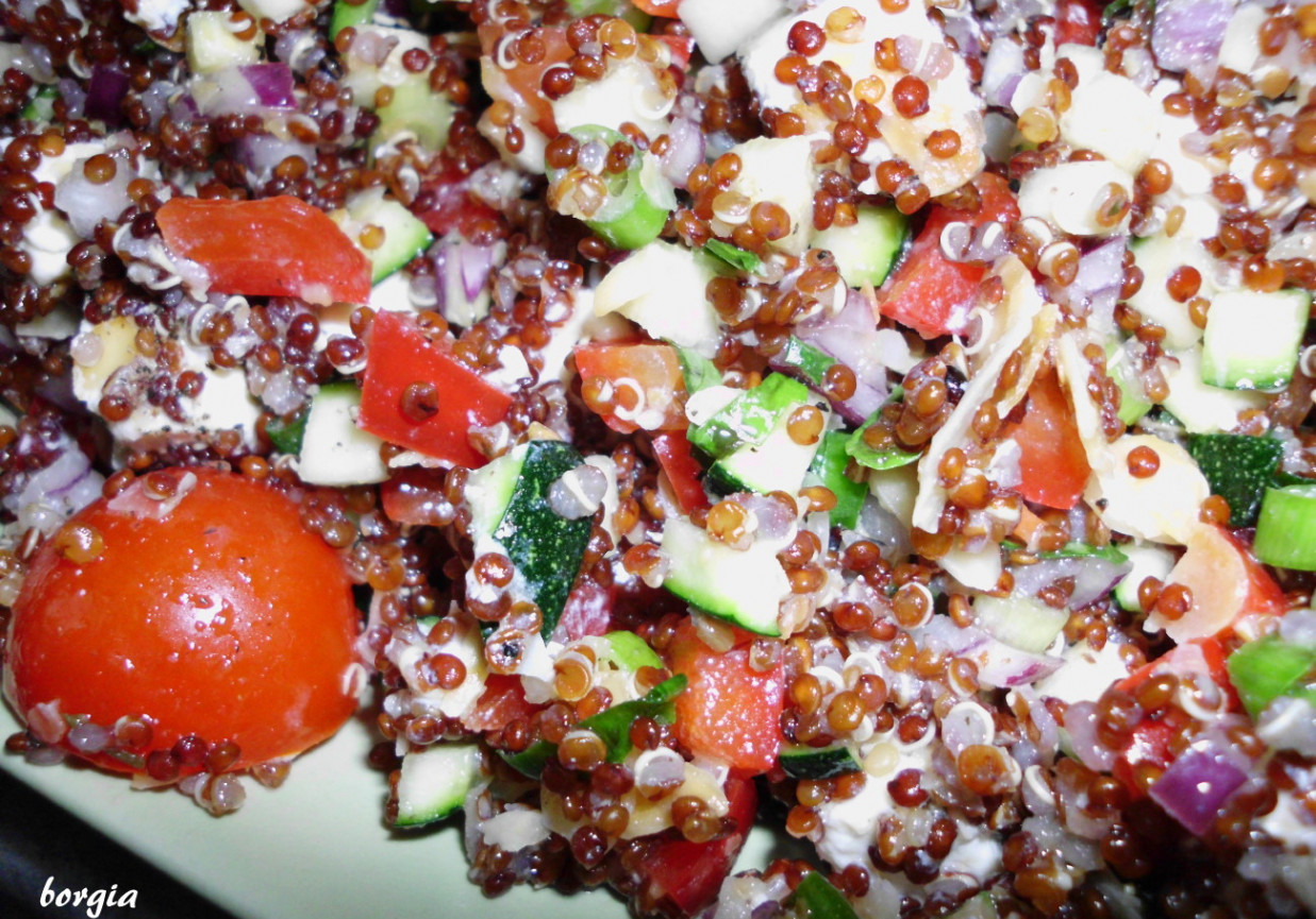 Sałatka z quinoa z fetą, cukinią i czymś jeszcze foto