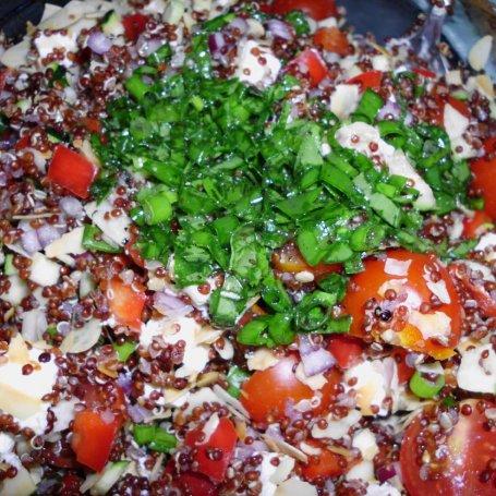 Krok 11 - Sałatka z quinoa z fetą, cukinią i czymś jeszcze foto