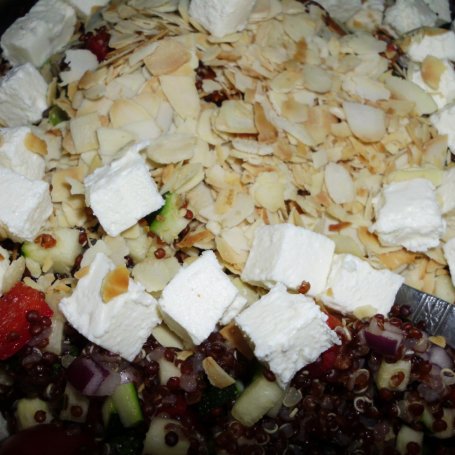 Krok 9 - Sałatka z quinoa z fetą, cukinią i czymś jeszcze foto