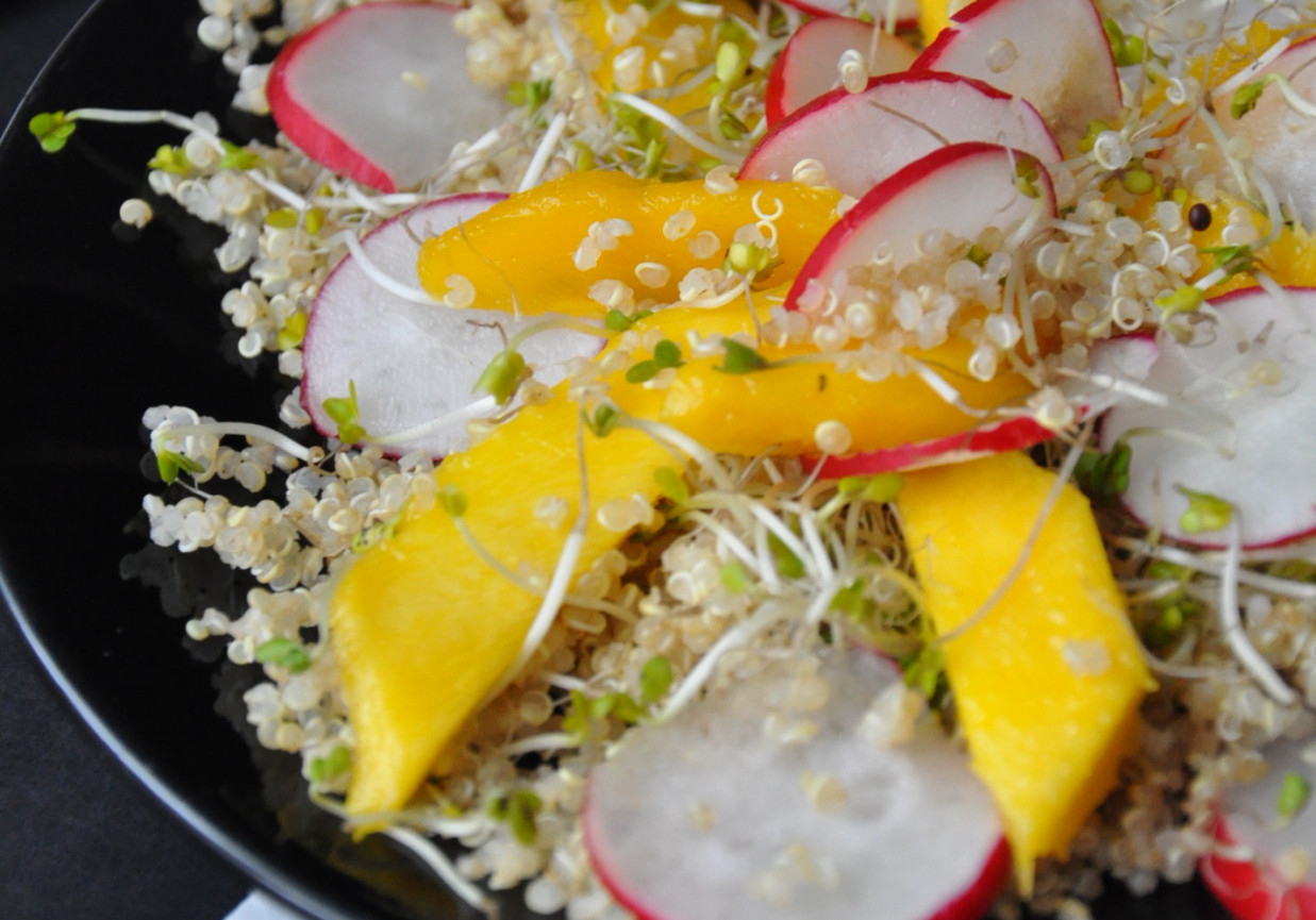Sałatka z quinoa  foto