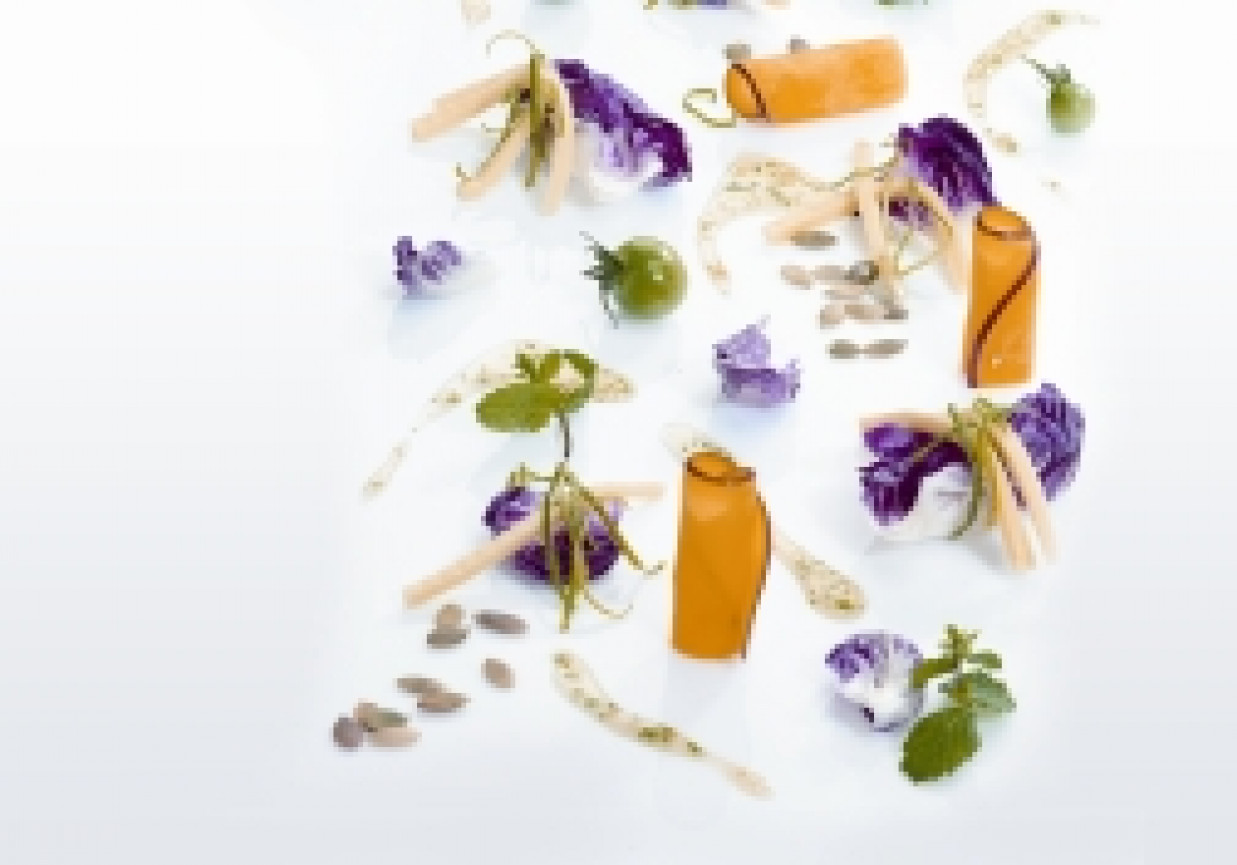 sałatka z radicchio, mango, sera cheddar i zielonych pomidorów foto