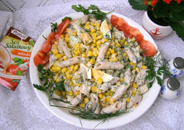 Fotografia przedstawiająca sałatka z razowego makaronu z warzywami i sosem majonezowo-maślankowym...