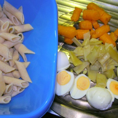 Krok 1 - sałatka z razowego makaronu z warzywami i sosem majonezowo-maślankowym... foto