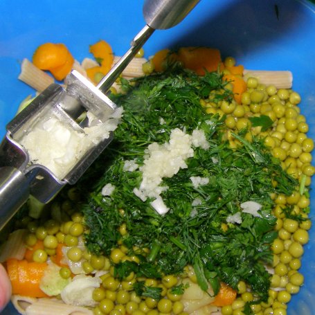 Krok 2 - sałatka z razowego makaronu z warzywami i sosem majonezowo-maślankowym... foto