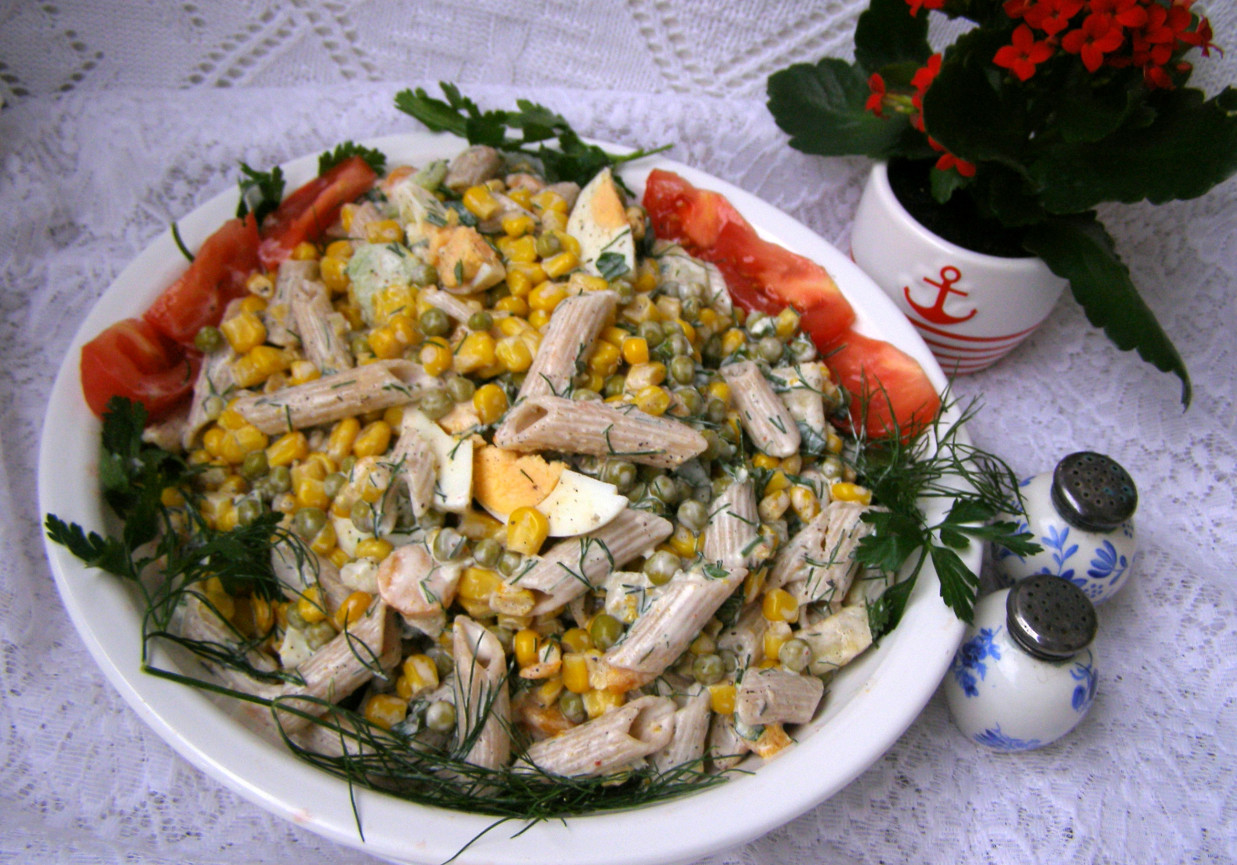 sałatka z razowego makaronu z warzywami i sosem majonezowo-maślankowym... foto