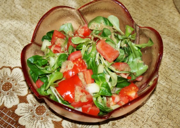 Fotografia przedstawiająca sałatka z roszponką i pomidorami