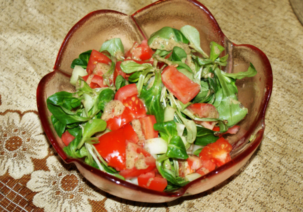 sałatka z roszponką i pomidorami foto