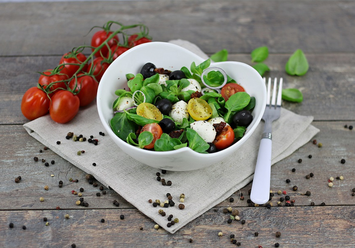 Sałatka z roszponką mozzarellą i pomidorkami foto