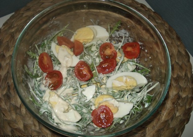 Fotografia przedstawiająca Sałatka z rucoli i  jajek