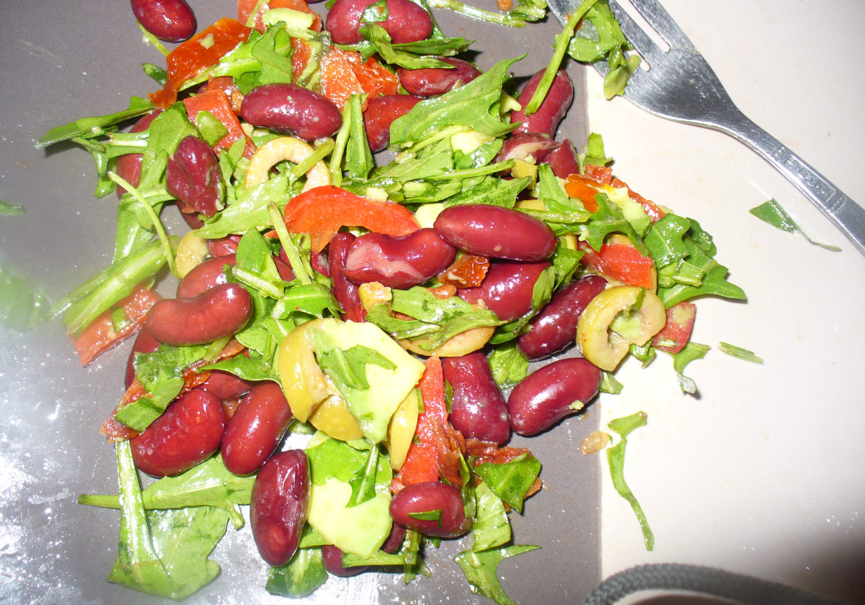 Salatka z rukolą  , awokado ,fasolą czerwoną , papryką ,suszonymi pomidorami i oliwkami  foto