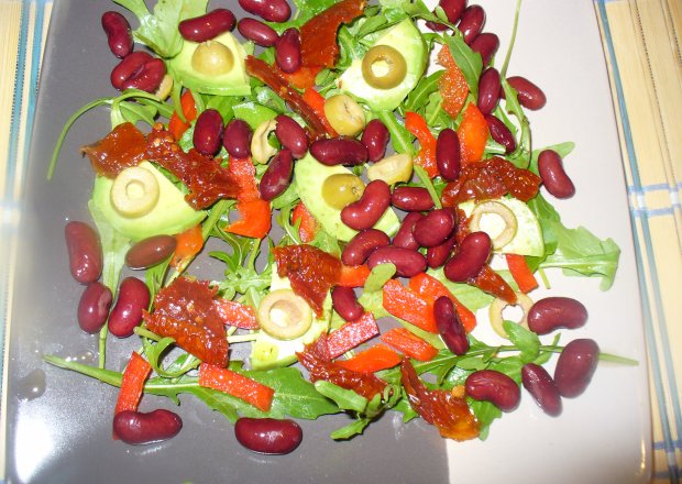 Fotografia przedstawiająca Salatka z rukolą  , awokado ,fasolą czerwoną , papryką ,suszonymi pomidorami i oliwkami