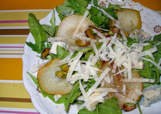 Fotografia przedstawiająca Sałatka z rukolą, gruszką i gorgonzolą