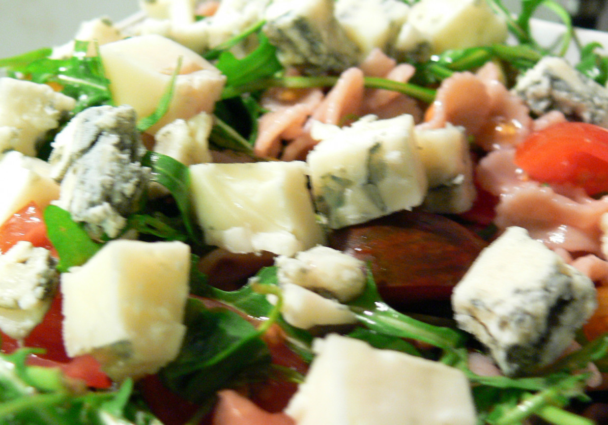 Sałatka z rukolą i serem gorgonzola foto