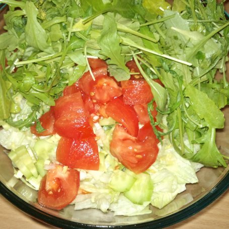 Krok 4 - Sałatka z rukolą i suszonymi pomidorami foto