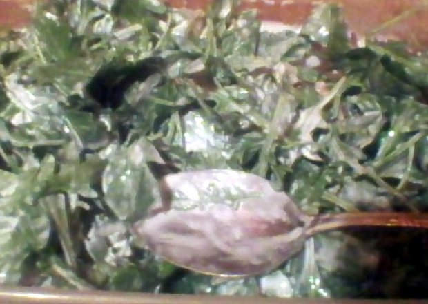 Fotografia przedstawiająca sałatka z rukoli i oliwek