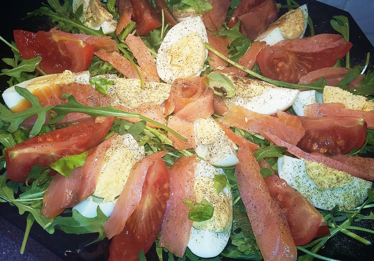 Sałatka z rukoli, jajka, łososia i pomidorów foto