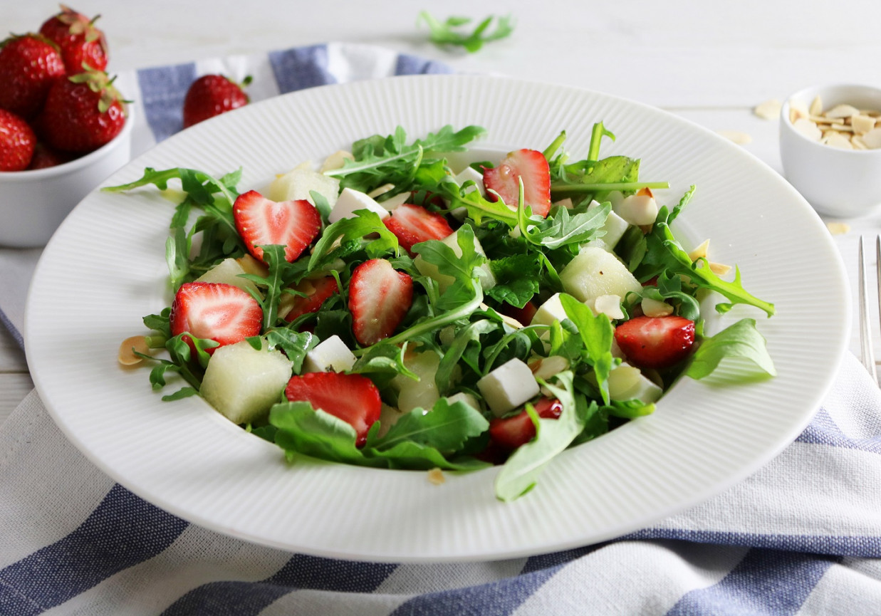 Sałatka z rukoli i fety z owocami foto