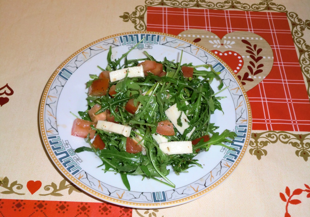 Sałatka z rukoli z sosem włoskim foto