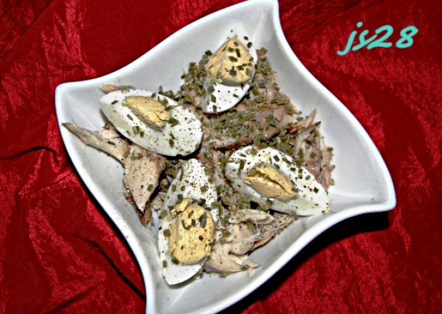 Fotografia przedstawiająca sałatka z ryby wędzonej i jajka